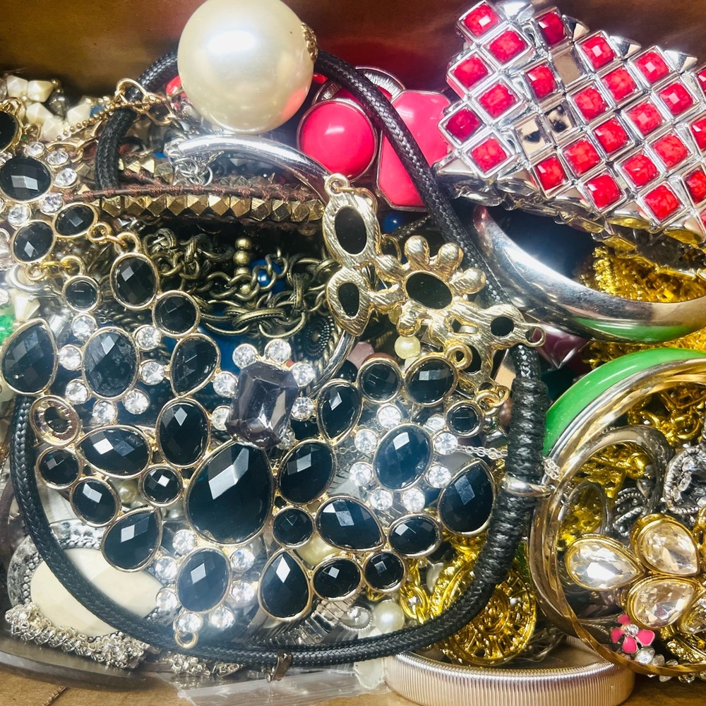2 Pounds Unsorted Tangled Jewelry Vintage Modern Wear Junk Mystery Treasure Hunt - Picture 2 of 3